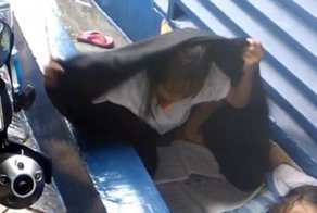 Бездомная девочка делает уроки под дождем, чтобы стать лучшей ученицей