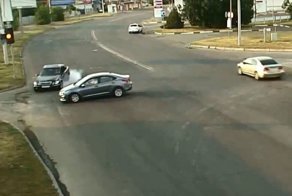 Ушёл от столкновения прямо в рекламный щит
