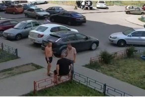 Воронежские алкоголики решили докопаться до вышедшего покурить мужчины. Зря!