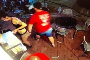 Мужик потрогал официантку на глазах у своей жены, и получил по щам