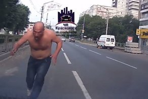 Зомби среди нас: неадекватный мужик разбил стекло проезжавшей машины