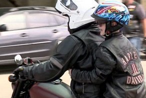 Более 300 байкеров поздравили с днем рождения мальчика, страдающего аутизмом