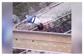 В попытке сделать селфи девочка упала с моста и повисла на высоковольтных проводах: видео