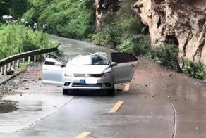 В Китае огромный валун рухнул на машину с людьми, но все обошлось