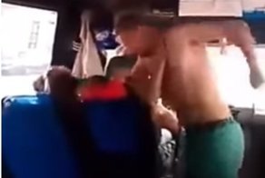 Пьяный неадекват избил женщину и сидевшего рядом с ней мужчину на глазах пассажиров маршрутки