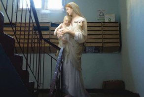 Античные боги и дамы во дворе, в метро, на лавочке