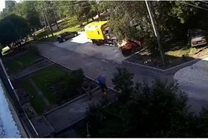 Рабочие успели поймать двухлетнего ребёнка, вывалившегося из окна четвертого этажа