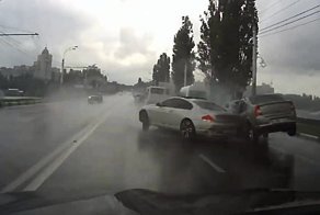 BMW в время дождя вылетел на встречную полосу в Воронеже