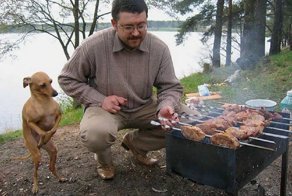 Эти собаки так трогательно выпрашивают еду, что им невозможно отказать!