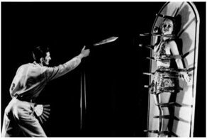 Цирк, девушки, несколько ножей