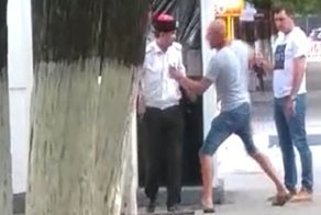 Пьяный мужчина на спор напал на полицейский «стакан»