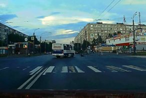 В Петербурге маршрутный автобус сбил на перекрестке велосипедистку