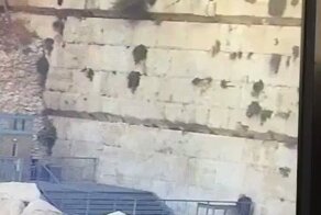 Стокилограммовый камень выпал из Стены Плача в Иерусалиме