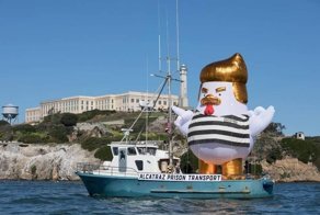 Огромный надувной заключённый цыплёнок-Трамп проплыл мимо Сан-Франциско