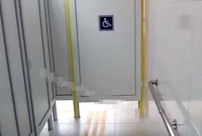 Странное дизайнерское решение в  общественном туалета училища