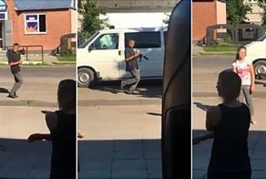 Мужик на позитиве возвращается из магазина с покупками