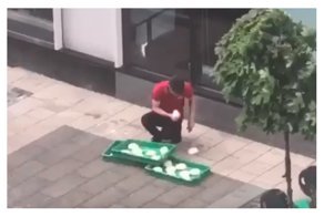 Уронил, отряхнул, использовал. Сотрудник Papa John’s замесил тесто для пиццы на земле: видео