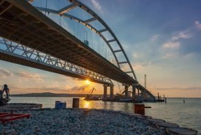 Бархатный путь: на Крымском мосту уложили первые бесшумные рельсы