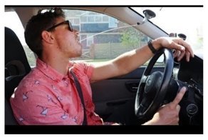 Видеоблогер сделал специальную поилку, которая подает воду прямо в салон авто