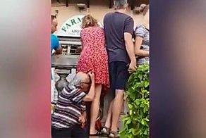 Старик-проказник заглянул под юбку женщине