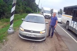 Мотоциклист хотел попить, а нарвался на обочечника