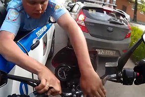 Видео погони за мотоциклистом, который пытался скрыться во дворах