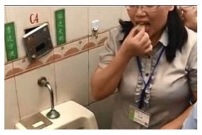 Их нравы: чтобы доказать, что туалет чист, сотрудница пищевой компании поела из писсуара
