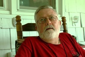 Загадочный почтальон: мужчина установил камеру, чтобы узнать, кто приносит ему газеты по ночам
