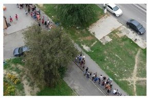 Пицца за сто рублей: как волгоградцы часами стоят в очереди за дешевой едой