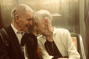 Парень сделал фото влюблённой пары в метро, и это история длиной в 65 лет