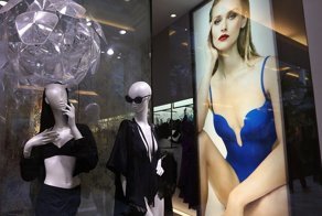 Зачем знаменитые модные бренды уничтожают одежду люкс