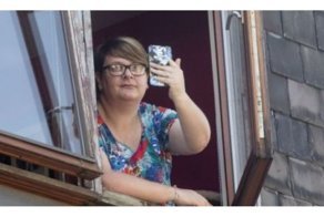 Во время записи грозы в телефон попала молния: видео