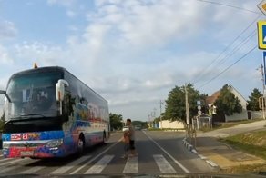 Под Новороссийском автобус «Дом 2» едва не сбил женщину с ребенком