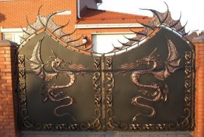 Необычные ворота ручной работы