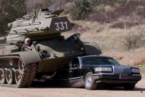 Арнольд Шварценеггер переехал лимузин на своем танке