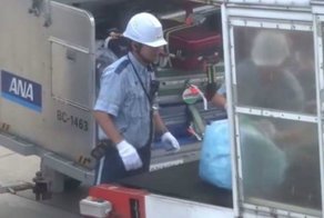 Вот как в японском аэропорту обращаются с багажом пассажиров