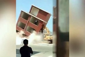 Здание рухнуло на экскаватор в Китае