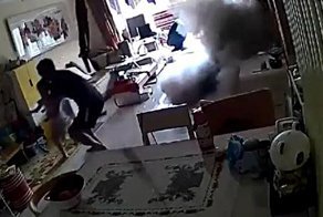 Неудачная зарядка китайского электросамоката в жилой комнате