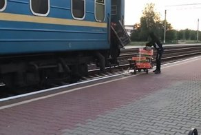 Женщина не успела вовремя загрузить ящики в поезд и осталась на вокзале