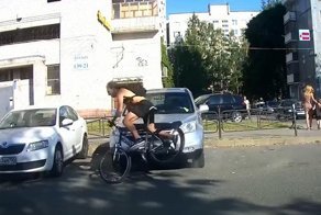 Дерзкий велохруст влетел в машину и залил водителя перцем