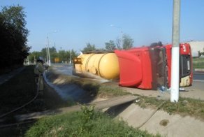 Автоцистерна с соляной кислотой опрокинулась в Чувашии