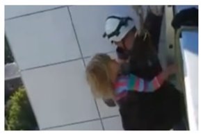 Сотрудники МЧС спасли трехлетнюю девочку, которая всю ночь просидела на козырьке крыши: видео