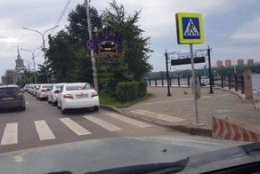"Остановка запрещена": красноярские чиновники массово припарковались в неположенном месте