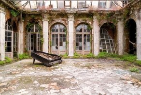 Застывшая история: 25 снимков из заброшенных зданий
