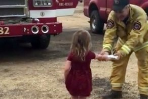Маленькая девочка раздает завтрак пожарным в Калифорнии
