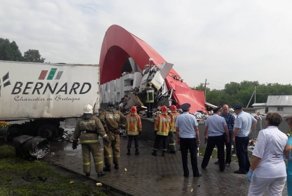 Авария дня. Фура с алкоголем на полном ходу врезалась в стелу "Новокузнецк"