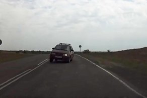 Пронесло, так пронесло! ВАЗ вылетел в лоб