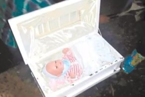 Друзья парня раскопали могилу ребёнка, чтобы уличить даму во лжи