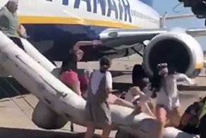 Пассажиров самолёта в Барселоне эвакуировали из-за возгорания телефона