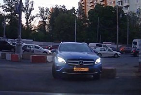 Обидно и досадно: девушка подрихтовала свой новенький Мерседес